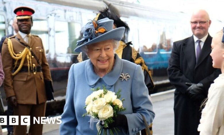 98779825 queenposywalkingcrf.jpg