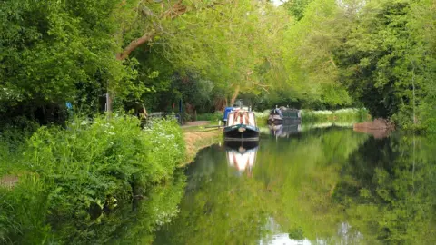 Liam Yoder Narrowboats on the River Kennet, near Burghfield Bridge in Reading