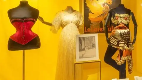 V&A Isadora Duncan dress (middle)