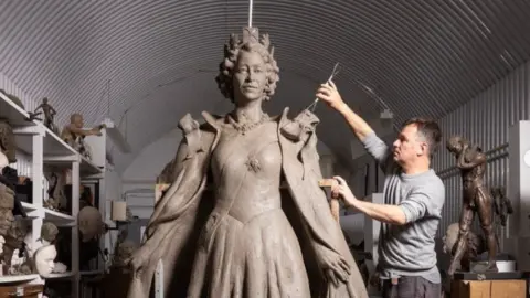 Hywel Pratley Statue of the Queen